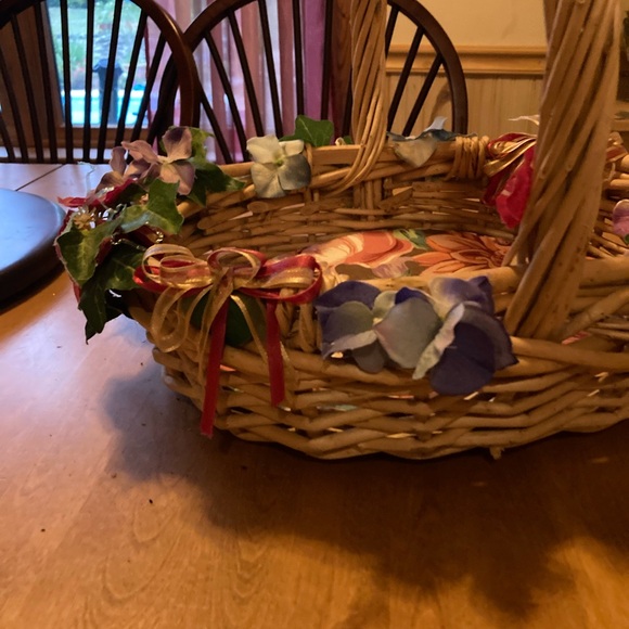 Wicker basket decorated with flowers and bows - Picture 6 of 7